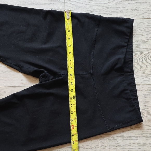Old Navy Elevate Go Dry Black Leggings Medium Capri - Picture 3 of 4